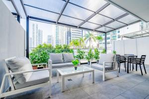 a balcony with couches and a table and chairs at San Francisco by Wynwood House in Panama City