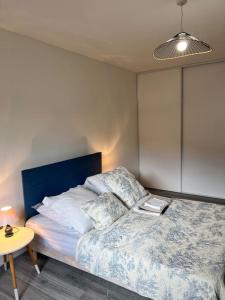 una camera da letto con un letto con cuscini e un tavolo di Appartement 4pers - Sedan centre a Sedan