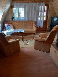 sala de estar con sofá y mesa en DOM do wynajęcia Kruszewnia/Morąg, en Morąg
