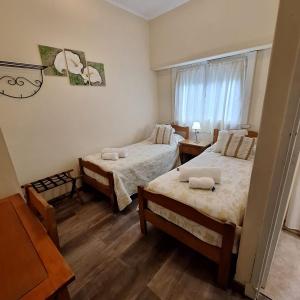 Habitación pequeña con 2 camas y ventana en Hotel Turingia en Miramar