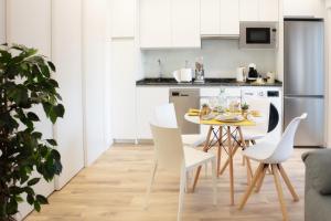 a kitchen and dining room with a table and chairs at El Motín in Zamora