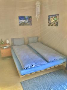 Ein Bett oder Betten in einem Zimmer der Unterkunft Výhledna
