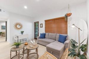 Χώρος καθιστικού στο Bright and Stylish Apt in Las Olas Blvd Victoria Park