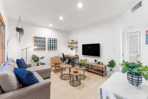 Μια τηλεόραση ή/και κέντρο ψυχαγωγίας στο Bright and Stylish Apt in Las Olas Blvd Victoria Park