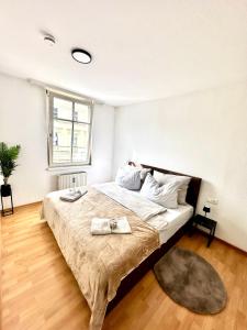- une chambre avec un grand lit et un tapis dans l'établissement Ferienwohnung am Bregenzer Hafen, à Bregenz