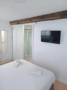 Telewizja i/lub zestaw kina domowego w obiekcie Rin Rooms