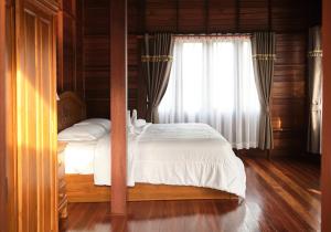 Giường trong phòng chung tại BANYASAMUI Wooden House, Sauna, Cold & Hot Bath in Koh Samui