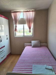 - une chambre avec un grand lit et une fenêtre dans l'établissement Bello departamento en altozano, à Tacna