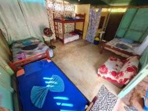 een kamer met 2 bedden aan het plafond bij Ceiba Ganadito in Drake