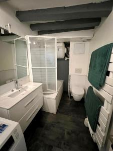 A bathroom at 2p cosy en plein coeur de Paris
