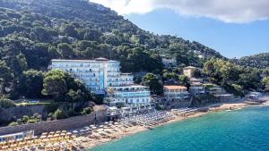 een luchtzicht op een resort op een strand bij Grand Hotel Santa Maria in Santa Maria di Castellabate