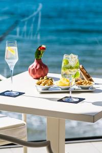 een tafel met twee glazen en eten erop bij Grand Hotel Santa Maria in Santa Maria di Castellabate