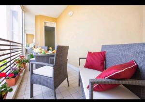 un balcon avec un canapé, des chaises et une table dans l'établissement Home Sweet Home, à Alghero 7 autres photos