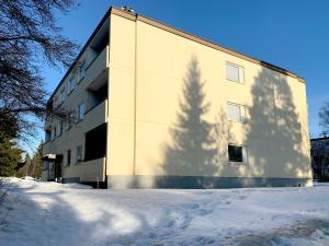 a shadow of a tree on the side of a building at Apartment Ryti in Kokkola