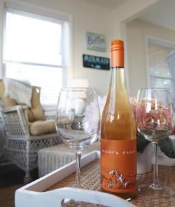 una bottiglia di vino seduta su un tavolo con due bicchieri da vino di 508 A The Shore Break Cottage a Virginia Beach