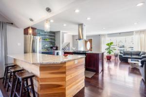 Φωτογραφία από το άλμπουμ του Beautiful Modern 4bed/2.5bath House σε Annandale