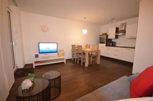 ein Wohnzimmer mit einer Küche und einem Esszimmer in der Unterkunft Residenz am Bodensee in Friedrichshafen