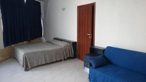 ガリポリにあるBaia Verdeのベッドルーム1室(ベッド1台、ソファ1台、ドア付)