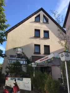 Edificio en el que se encuentra el hostal o pensión