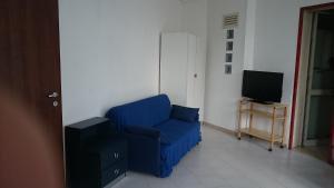 ガリポリにあるBaia Verdeのリビングルーム(青い椅子、テレビ付)