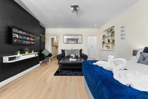 a bedroom with a bed and a living room at Heart of London Luxury, 1 Min Walk from Paddington Station, Beautiful Apartment with Smart TV in London