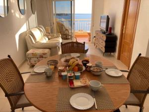 stół jadalny z jedzeniem w salonie w obiekcie Mirador De Aguamarina w mieście Campoamor