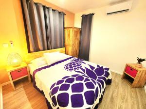 Postel nebo postele na pokoji v ubytování Duplex en bord de mer Fare Tahitea Pension