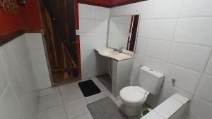 ペネドにあるHostel Centro Hípico Quintalの小さなバスルーム(トイレ、シンク付)