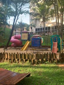 un parco con parco giochi con scivolo e scivolo e scivolo; di Apartamento 3 Quartos Thermas Paradise a Rio Quente