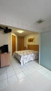 una camera con un grande letto e una TV a schermo piatto di Apartamento 3 Quartos Thermas Paradise a Rio Quente