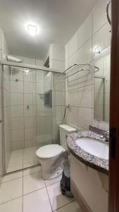 e bagno con servizi igienici, lavandino e doccia. di Apartamento 3 Quartos Thermas Paradise a Rio Quente