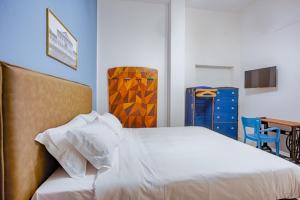 1 dormitorio con cama, mesa y escritorio en Villino Mari, en Ascoli Piceno
