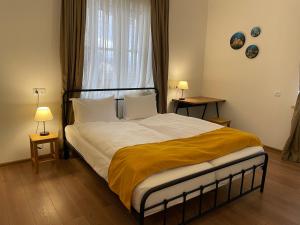 1 dormitorio con 1 cama grande y ventana grande en Friendly Home en Tʼelavi