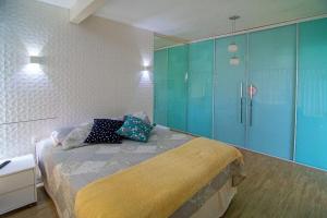 ein Schlafzimmer mit einem Bett mit blauen Schränken in der Unterkunft Casa c/piscina á 15 minutos Parque Beto Carreiro e 300m da praia Navegantes in Navegantes