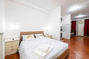 una camera da letto bianca con un letto grande con due cuscini di [Firenze] New and Elegant Suite a Firenze