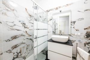 un bagno con lavandino e specchio di [Firenze] New and Elegant Suite a Firenze