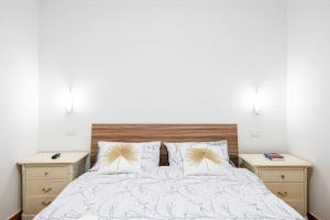una camera con un letto con due comodini di [Firenze] New and Elegant Suite a Firenze