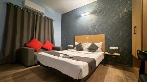 um quarto de hotel com uma cama e um sofá em PHP BOUTIQUE TOWNHOUSE em Chennai