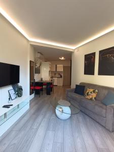 ein Wohnzimmer mit einem Sofa und einem Tisch in der Unterkunft Foras Urban Living à 2 pas du festival in Cannes