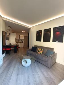 ein Wohnzimmer mit einem Sofa und einem Tisch in der Unterkunft Foras Urban Living à 2 pas du festival in Cannes