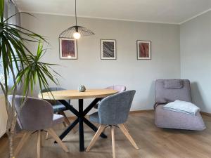 una sala da pranzo con tavolo e sedie di Auszeit für Genießer am Mittelrhein, Koblenz a Coblenza