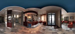 Hotel BAST Wellness & SPA في إينوفروتسواف: غرفة معيشة بسقف ازرق ولوبي