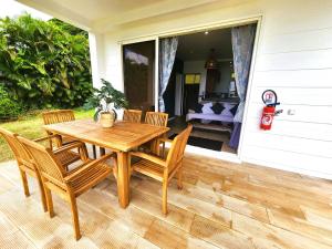 Balkón nebo terasa v ubytování Duplex en bord de mer Fare Tahitea Pension