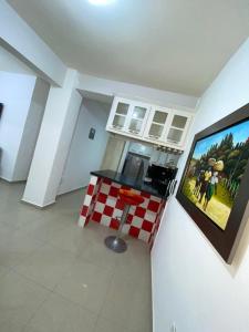 een uitzicht op een keuken met een foto aan de muur bij D' Franchesis Hostal in Juan Dolio