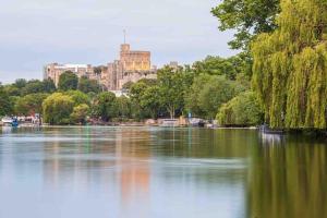 uitzicht op een rivier met een stad op de achtergrond bij Windsor Royal Retreat Luxury 1BED Apartment in Windsor