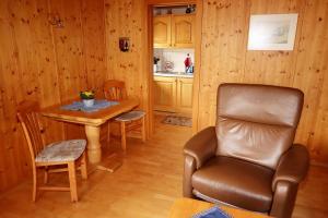 een woonkamer met een stoel en een tafel en een stoel bij Haus Rosa in Todtmoos