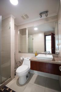 un bagno con un water e un lavandino di Vista frente al rio, exclusivo con piscina a Guayaquil