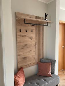 una parete con una porta in legno in una stanza di Auszeit für Genießer am Mittelrhein, Koblenz a Coblenza Altre 26 foto