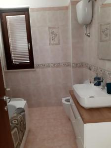 a bathroom with a sink and a toilet at Optima Casa Vacanze II in Telese