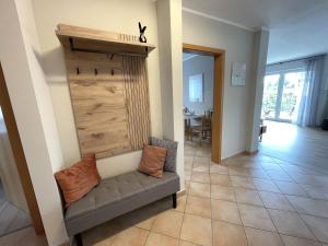 un soggiorno con divano e parete in legno di Auszeit für Genießer am Mittelrhein, Koblenz a Coblenza